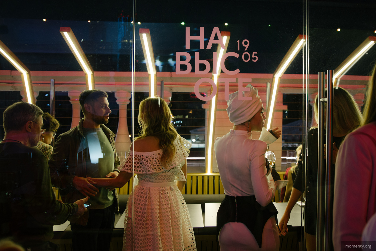 Искать богатого мужа в клубах бессмысленно. Тиндер и то продуктивнее Искать богатого мужа в клубах бессмысленно. Тиндер и то продуктивнее