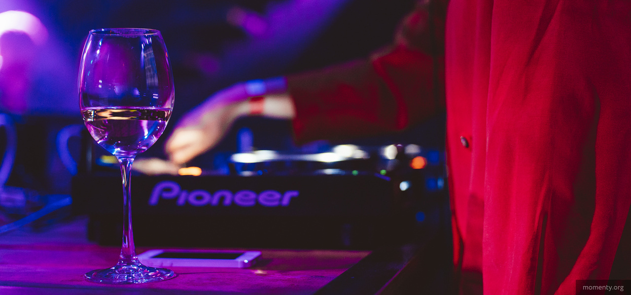 Организаторы вечеринок схлестнулись в битве за хайп: везут эпатажных звезд, чтобы скрасить выходные Организаторы вечеринок схлестнулись в битве за хайп: везут эпатажных звезд, чтобы скрасить выходные