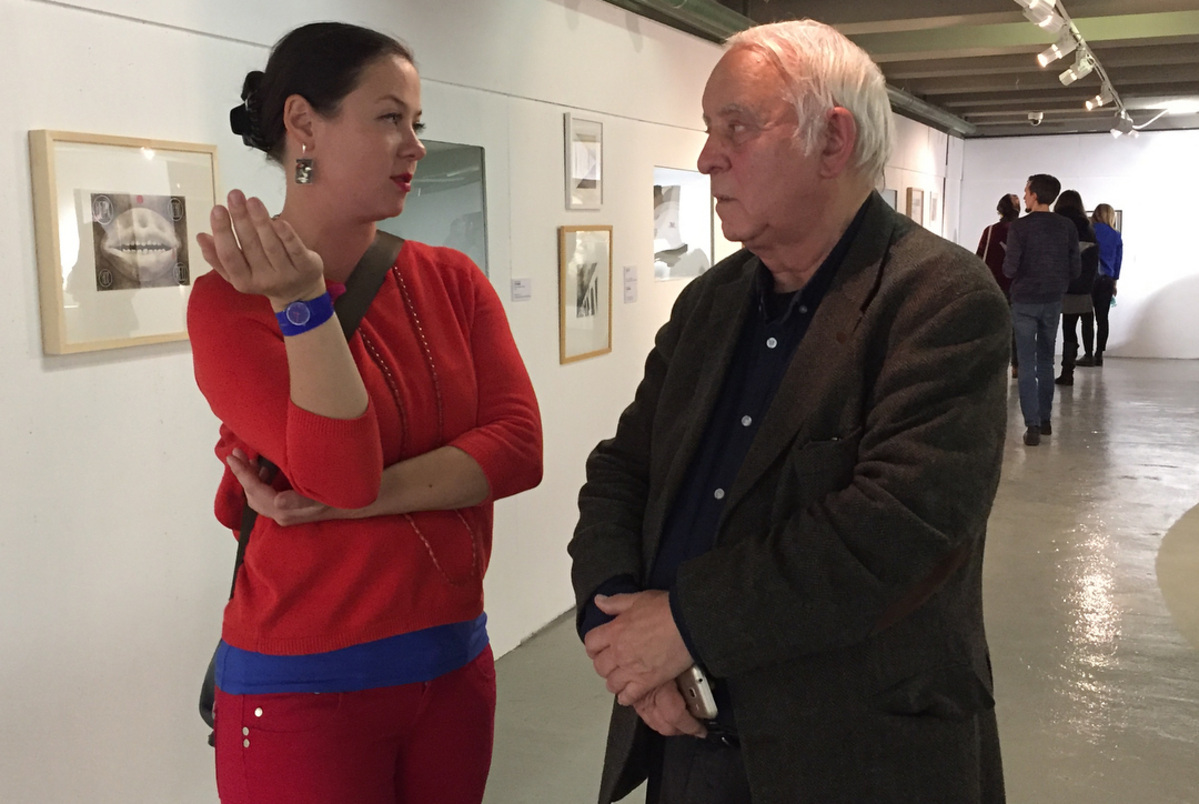Вера Лагутенкова с куратором Виталием Пацюковым на его выставке «Лев Рубинштейн.Поэт и контекст» Вера Лагутенкова с куратором Виталием Пацюковым на его выставке «Лев Рубинштейн.Поэт и контекст»