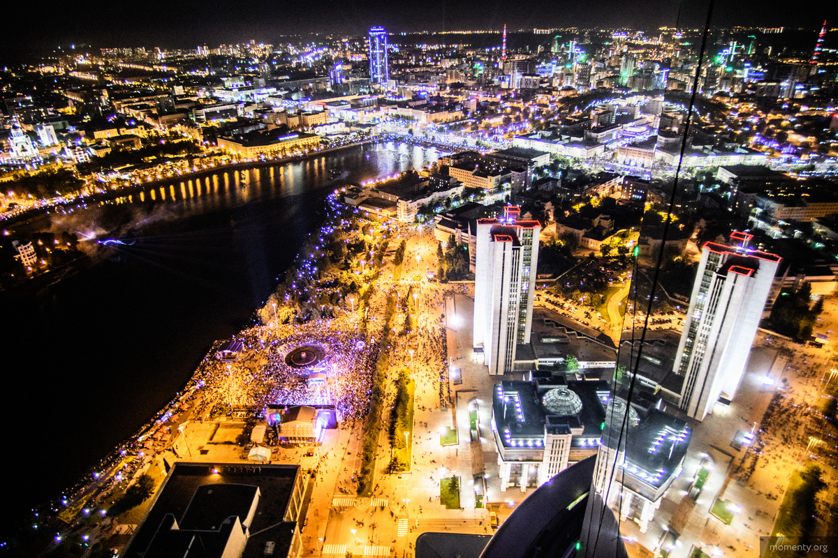 Екатеринбург давно перестал быть уездным городом. Екатеринбург давно перестал быть уездным городом.