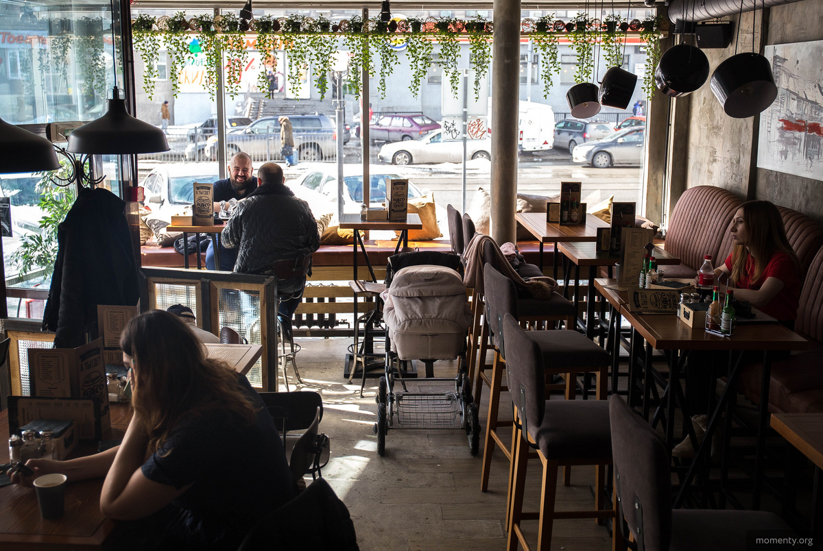 Многие бизнесмены пытаются развиваться как в&nbsp;ТЦ, так и&nbsp;на&nbsp;первых этажах центральных улиц.