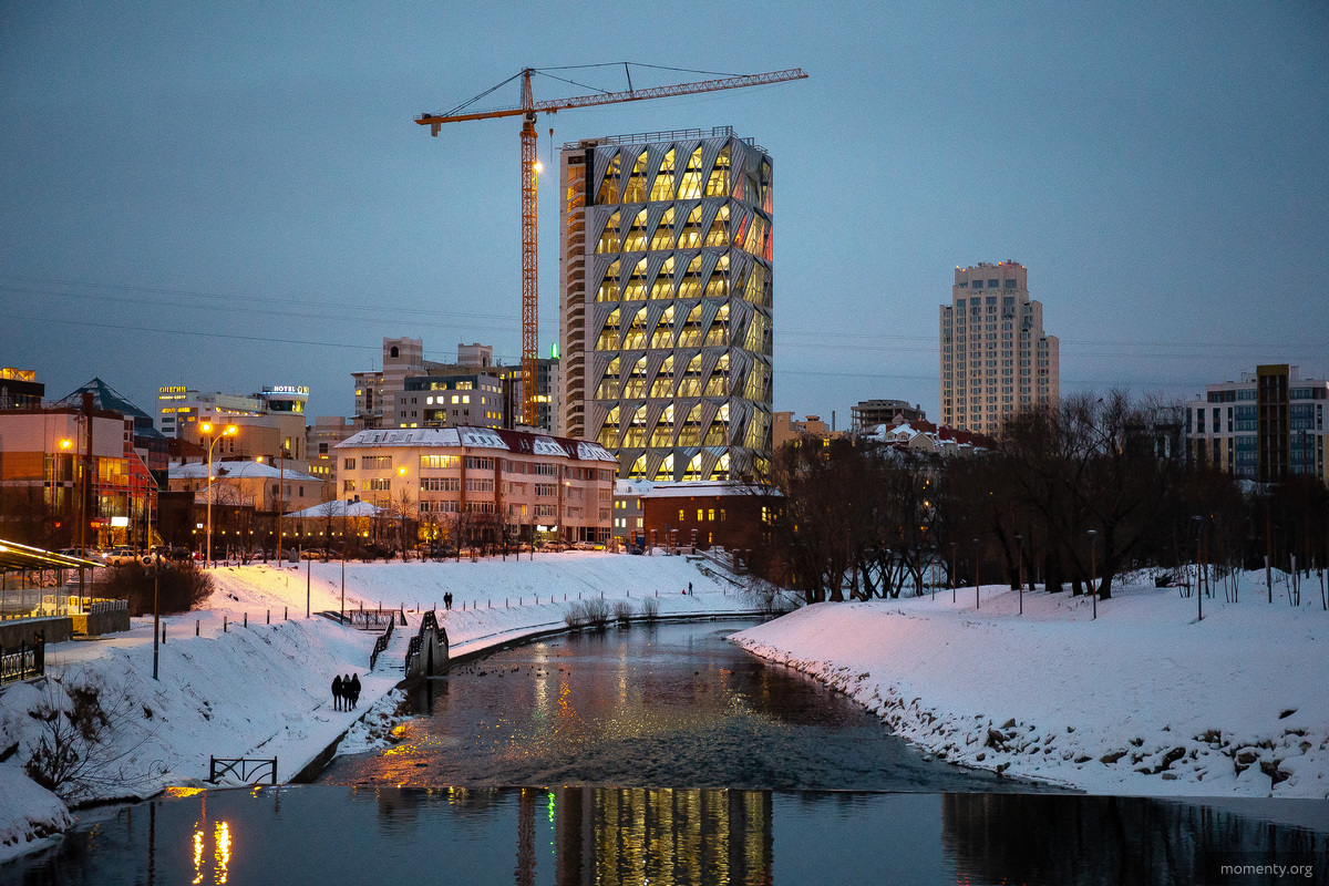 Исеть в&nbsp;этом году почти не&nbsp;стоит во&nbsp;льду. А&nbsp;пока на&nbsp;ее&nbsp;набережной продолжается реконструкция, несмотря на&nbsp;-20 за&nbsp;окном.