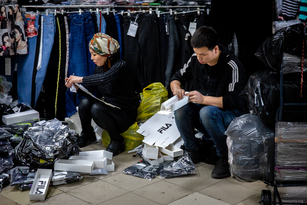 О&nbsp;главной модной точке 90-х&nbsp;&mdash; &laquo;Таганском ряде&raquo; даже светские герои вспоминают с&nbsp;ностальгией. Тогда они одевались тут с&nbsp;ног до&nbsp;головы. Вспоминают, что самый трендовым луком были джинсы и&nbsp;свитер, который распускался уже после второй стирки. Горожане помнят вереницы торговых лавок и&nbsp;примерочные &laquo;за&nbsp;картонкой&raquo;.