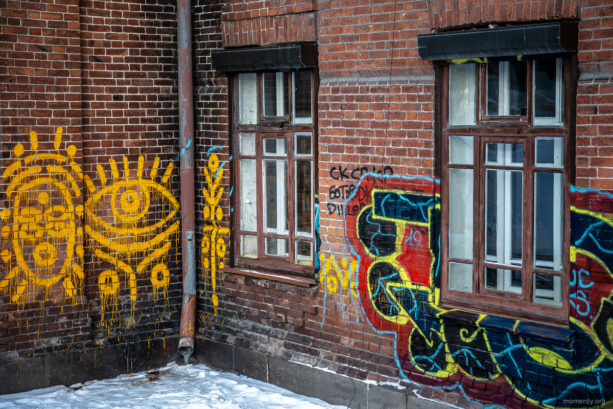 В&nbsp;главном месте современного искусства&nbsp;&mdash; уральском филиале ГЦСИ &mdash;ополчились на&nbsp;граффитчиков, оставивших рисунки на&nbsp;их&nbsp;здании. Там назвали выходку неизвестных вандализмом, так как здание является объектом культурного наследия, и&nbsp;провели воспитательную беседу в&nbsp;соцсетях. Теперь представители центра обязаны провести реставрационные работы.