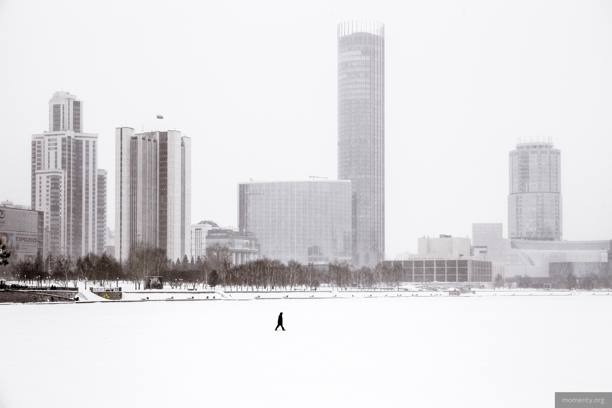 В&nbsp;городе есть зимняя традиция. Как только встает лед на&nbsp;пруду, горожане без страха сокращают по&nbsp;путь, проходя по&nbsp;льду городского пруда. Несмотря на&nbsp;предупреждения &laquo;по&nbsp;льду ходить опасно.&raquo;