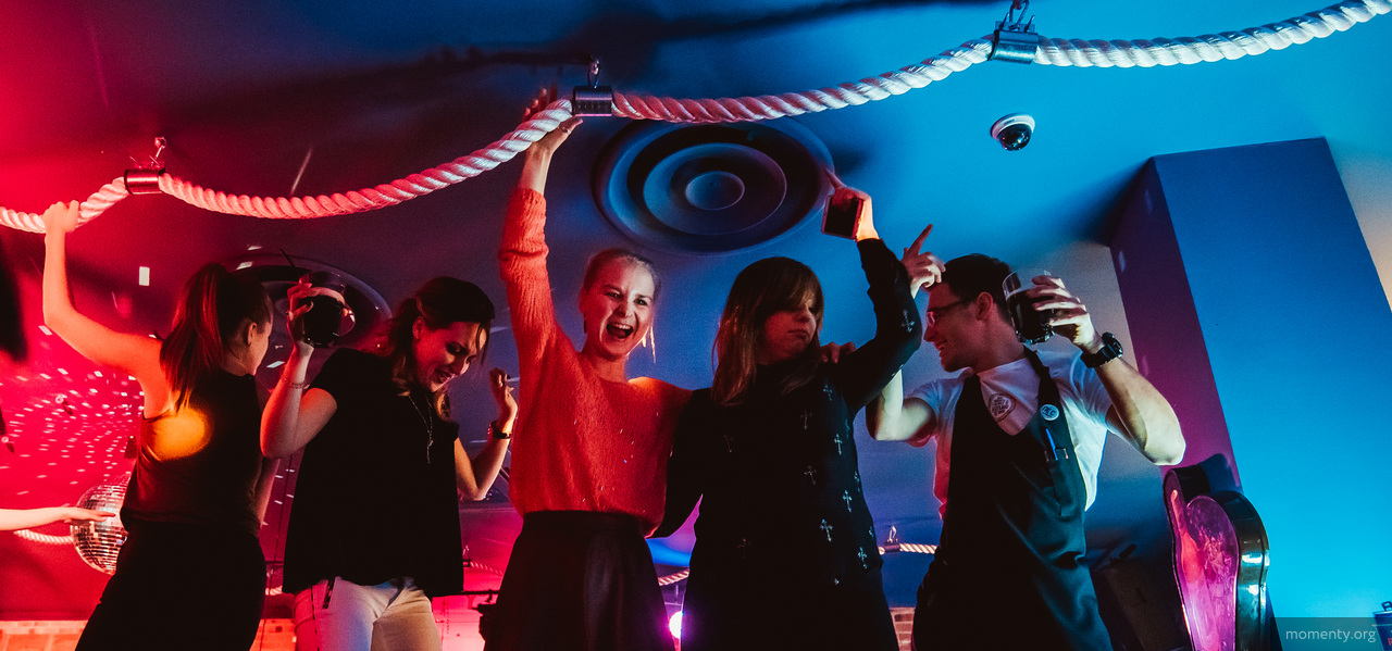 Герои клубной жизни снова готовы тратиться на роскошный отдых. В барах это быстро поняли Герои клубной жизни снова готовы тратиться на роскошный отдых. В барах это быстро поняли