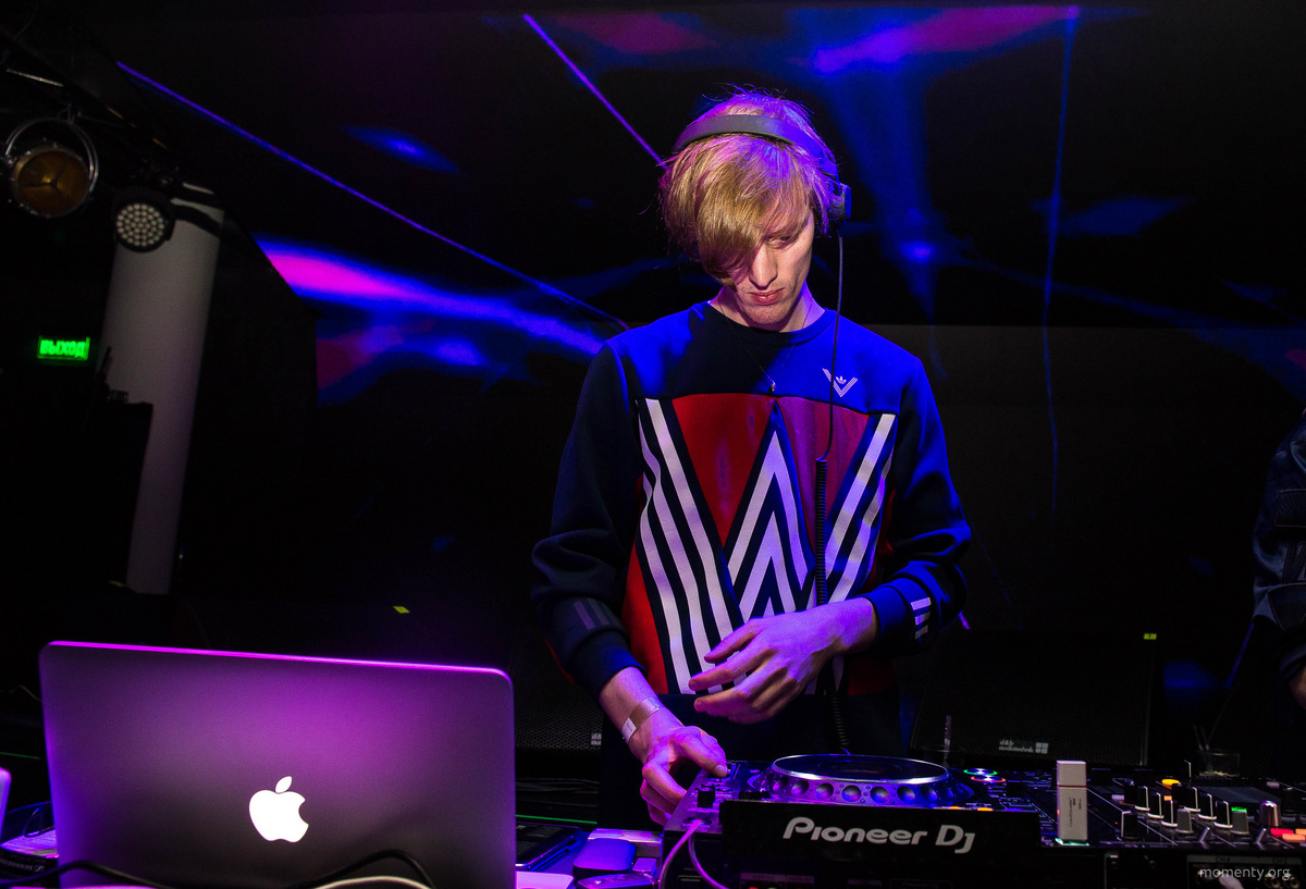 Слава Душин («Теснота» за вертушками годом ранее. До вечеринки в Ельцин Центре) Слава Душин («Теснота» за вертушками годом ранее. До вечеринки в Ельцин Центре)