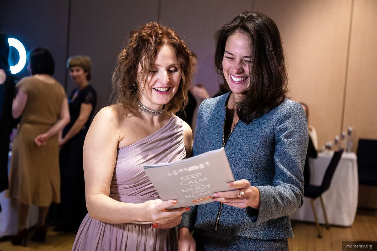 На балу Елена Кошелева делилась уловками при общении с противоположным полом или бизнес-партнерами. Чтобы получить расположение нужно слегка наклониться к собеседнику и наклонить голову, чтобы быть успешной — надо быть открытой На балу Елена Кошелева делилась уловками при общении с противоположным полом или бизнес-партнерами. Чтобы получить расположение нужно слегка наклониться к собеседнику и наклонить голову, чтобы быть успешной — надо быть открытой