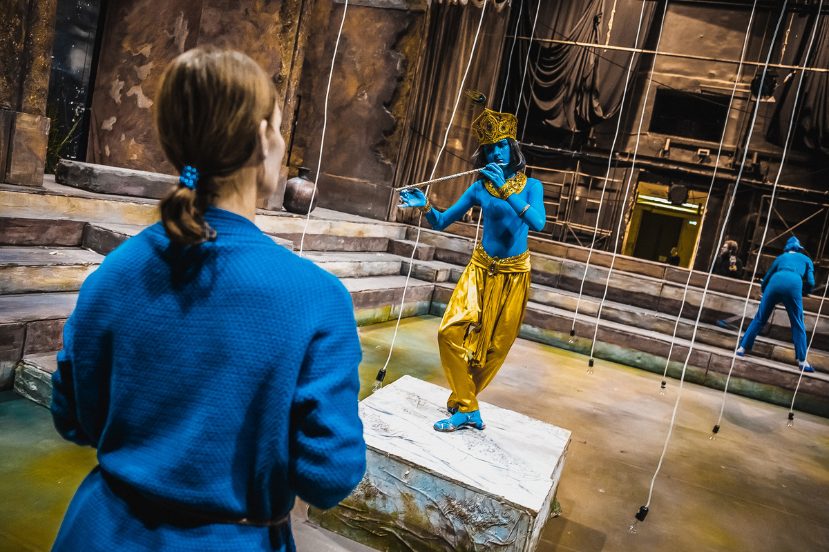 За&nbsp;полчаса до&nbsp;начала оперы &laquo;Сатьяграха&raquo; на&nbsp;сцене театра.