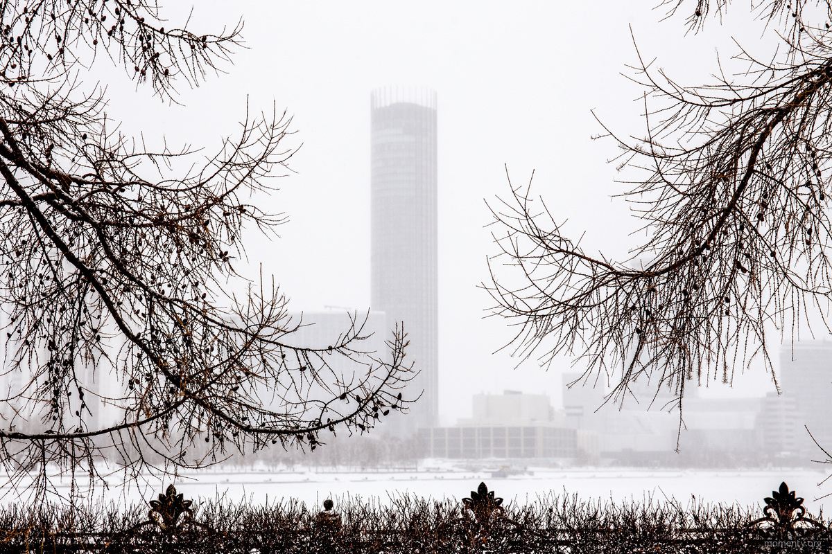 Екатеринбург завалило снегом. Автовладельцы раскапывают свои машины, на&nbsp;улицах города пробки, а&nbsp;тем временем на&nbsp;набережной Исети тихо, спокойно и&nbsp;очень красиво.