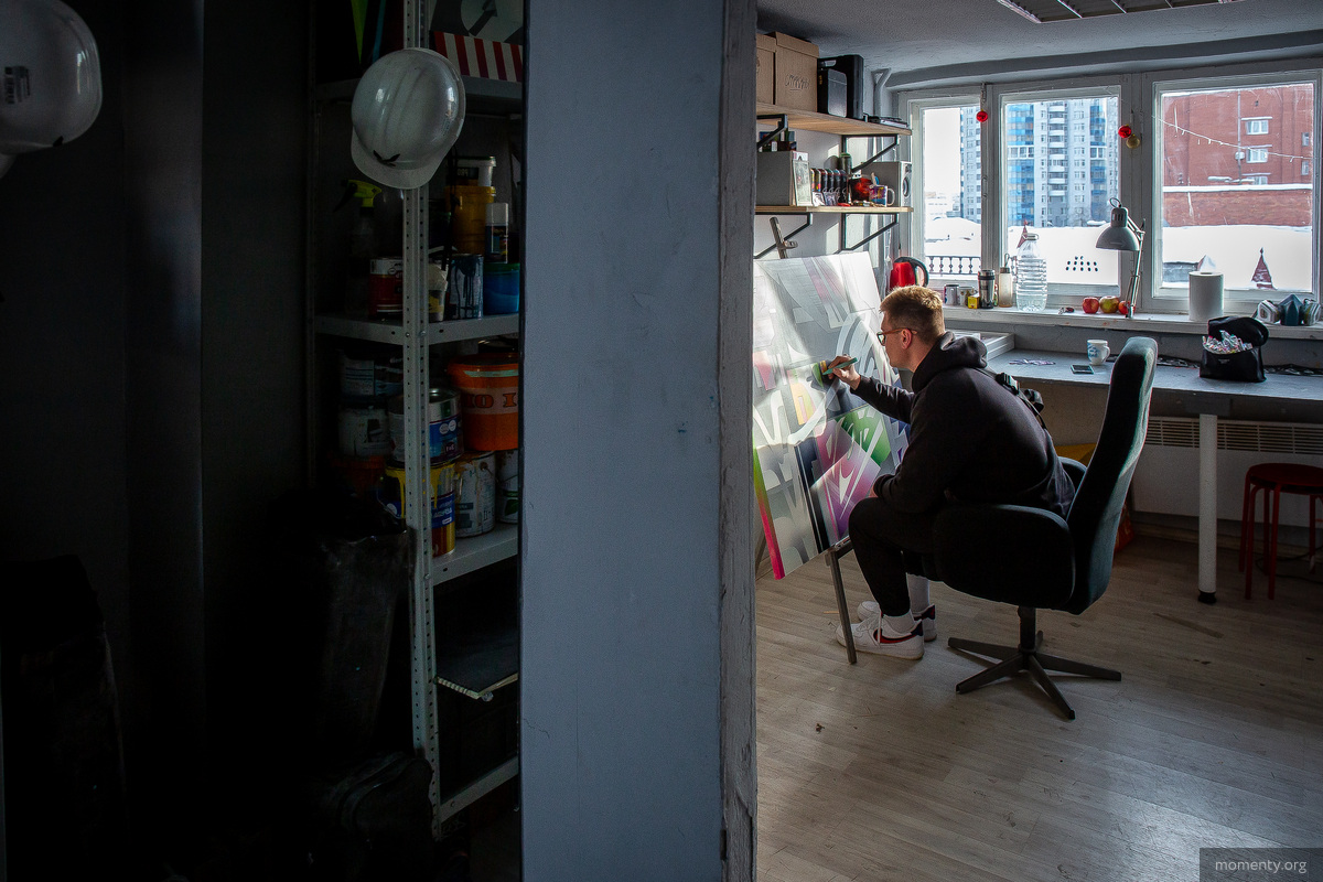 &laquo;Моменты&raquo; запустили он-лайн галерею современных художников, на&nbsp;которых стоит обратить внимание. А&nbsp;при случае, даже вложиться. Первым, о&nbsp;ком мы&nbsp;рассказываем&nbsp;&mdash; Никита Biggie. Из&nbsp;команды RAYONS. На&nbsp;первый баллончик откладывал с&nbsp;обедов в&nbsp;школе. Пока прайс на&nbsp;работы Никиты укладывается в&nbsp;рамки десяти тысяч рублей, но&nbsp;сумма будет расти из-за актуальности темы.