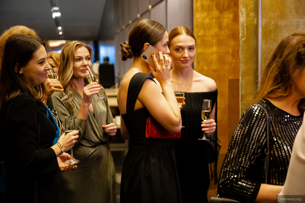 Уральские дивы выбрались на&nbsp;первый светский раут нового года. В&nbsp;отеле Hyatt прошел бал, на&nbsp;котором девушек учили быть уверенными и&nbsp;сексуальными. Мужчин туда не&nbsp;пускали, зато о&nbsp;них много говорили&nbsp;&mdash; как соблазнить, заставить слушать и&nbsp;влюбить на&nbsp;всю жизнь