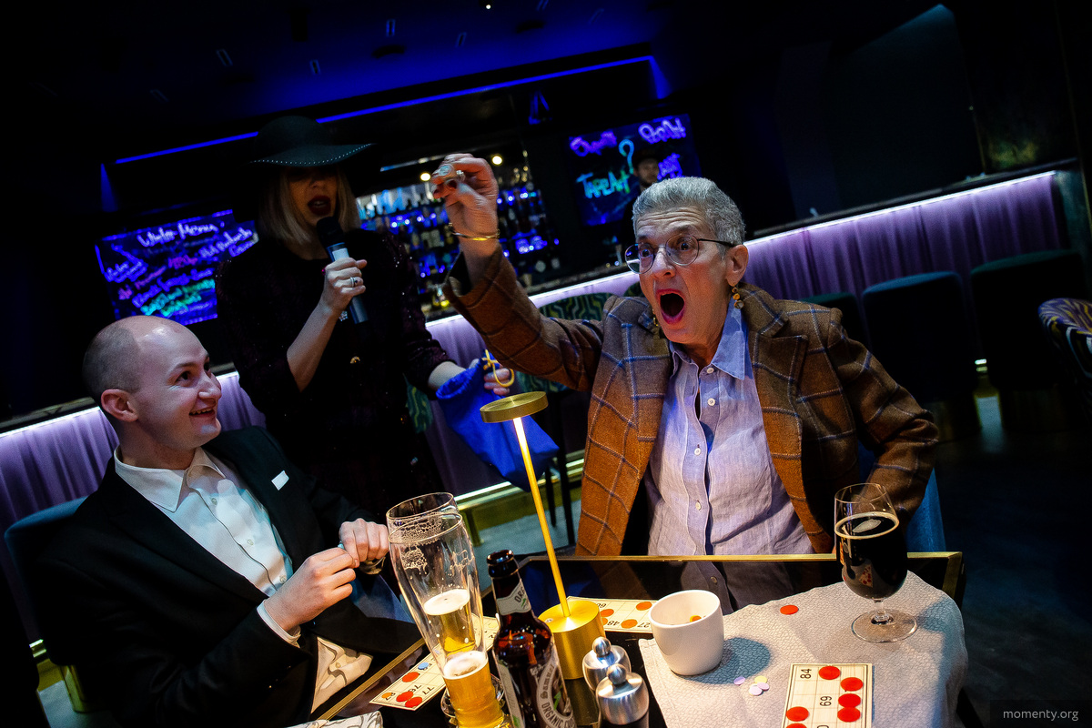 Вечерняя лаборатория Анны Лилы. Пока любитель светских раутов Вениамин Элинсон травил анекдоты, его супруга вытянула заветный бочонок и&nbsp;прокричала: &laquo;Бинго!&raquo;. Выиграла, правда, не&nbsp;квартиру, как мечтал супруг, а&nbsp;подарочный сертификат в&nbsp;имидж-студию.