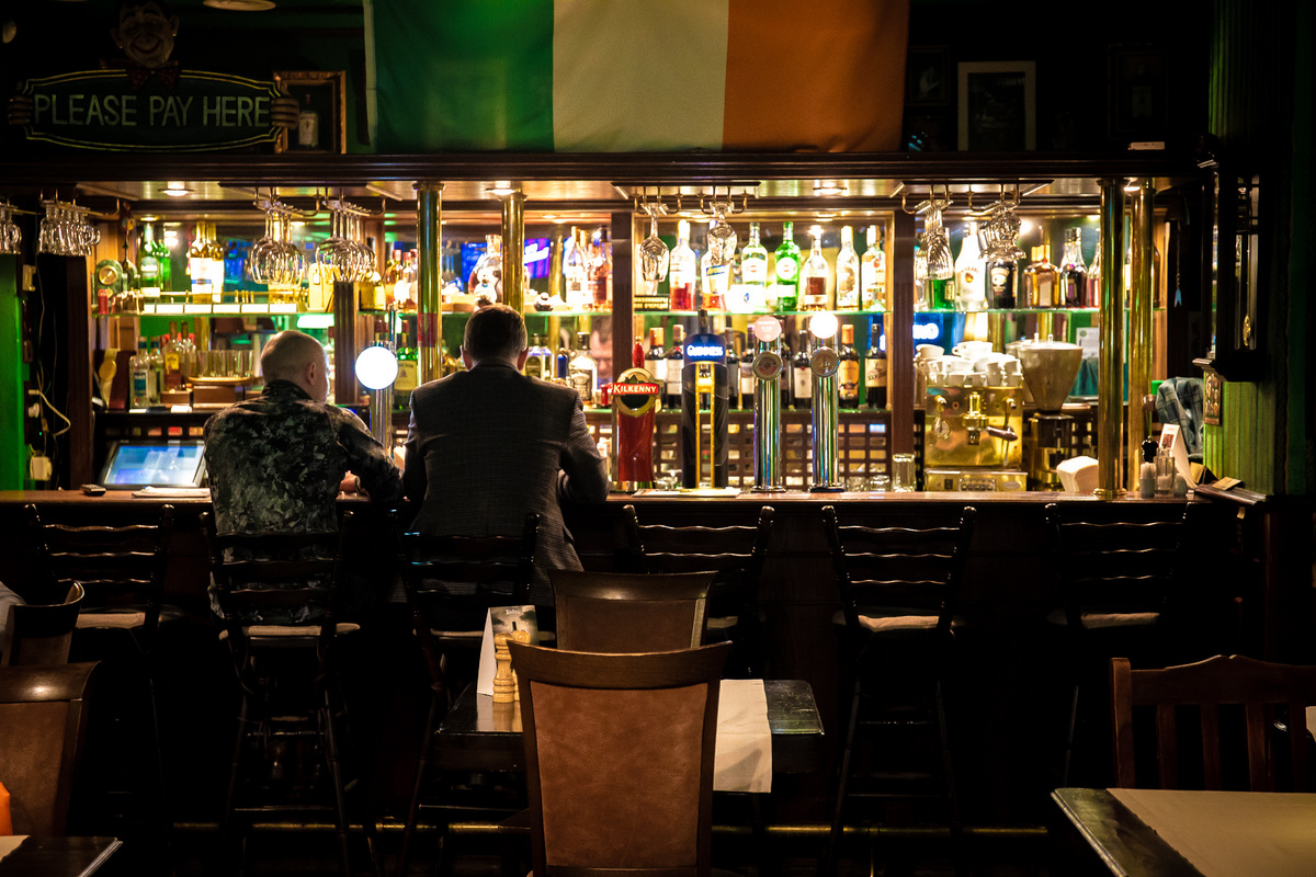 Вокруг барной стойки уже сформировался свой клуб &laquo;Ирландский дворик&raquo;, в&nbsp;котором обсуждают даже запретные для барменов темы
