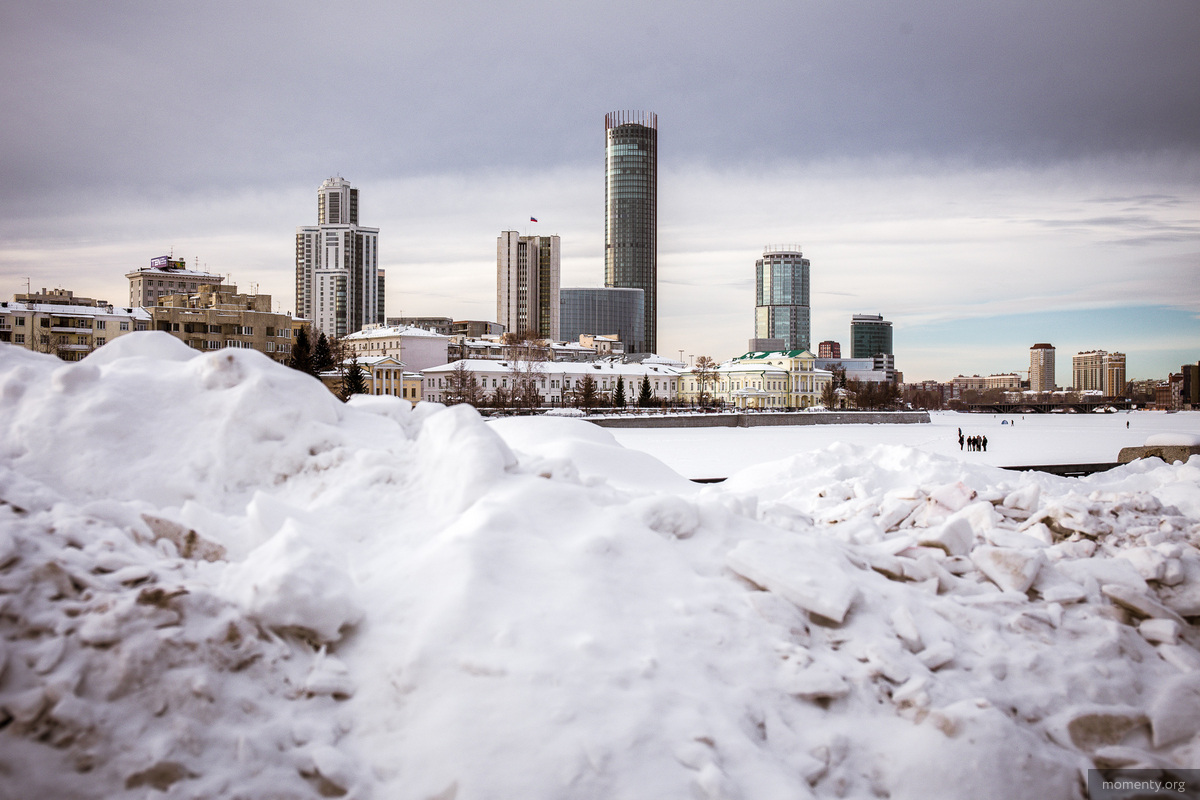 Екатеринбург не&nbsp;может справиться со&nbsp;снегом. Горы снега убирают уже вторую неделю администрация города даже открыла горячую линию, чтобы жители города сообщали о&nbsp;проблемных участках.