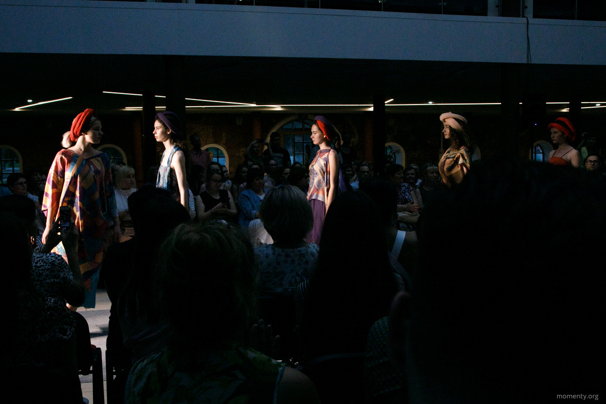 Светская тусовка любит модные показы и готова к экспериментам Светская тусовка любит модные показы и готова к экспериментам