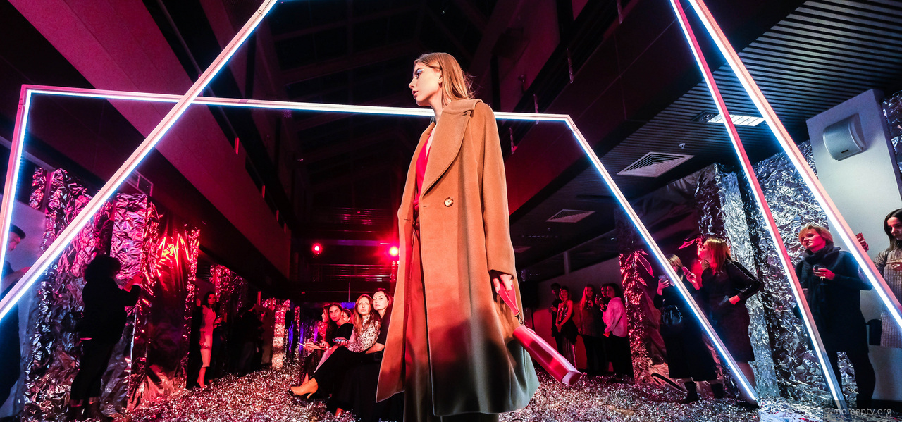 Светские дамы нашли способ помериться влиянием: переходя в статус королев, каждая должна сделать это хотя бы раз Светские дамы нашли способ помериться влиянием: переходя в статус королев, каждая должна сделать это хотя бы раз