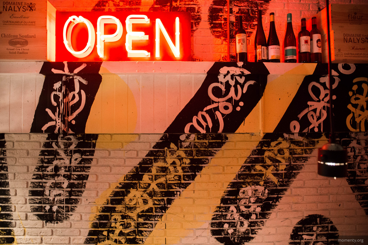 Вывеска в винном баре «Био Шмио». Вывеска в винном баре «Био Шмио».