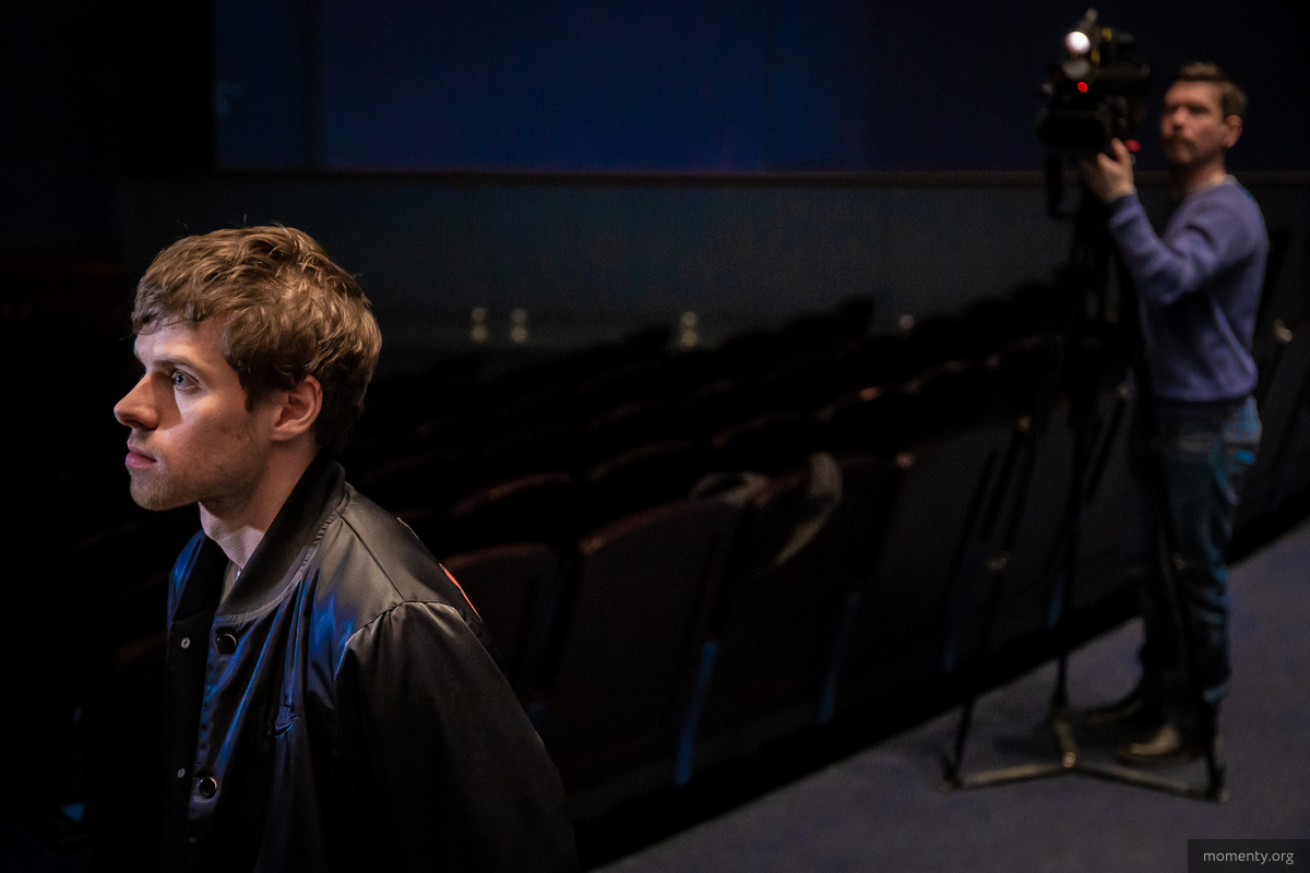 Актер театра &laquo;Гоголь центр&raquo; Филлип Авдеев во&nbsp;время пресс-подхода перед спектаклем &laquo;Обыкновенная история&raquo;