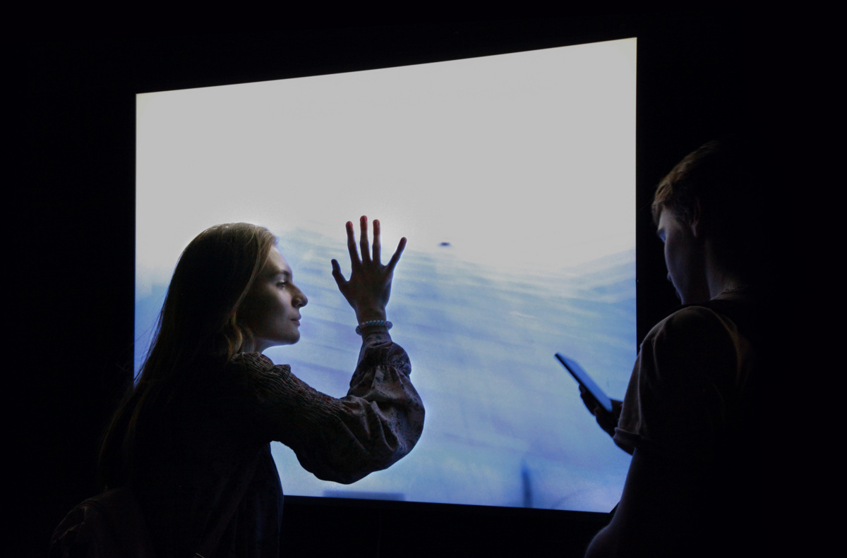 По словам художника, чем больше он погружался в тему мультимедиа арта, тем больше понимал, что делается он чаще всего для развлечения. В своих же работах художник хочет погружать Зрителя во внутренние исследования своей природы и общаться с ним о вечном. По словам художника, чем больше он погружался в тему мультимедиа арта, тем больше понимал, что делается он чаще всего для развлечения. В своих же работах художник хочет погружать Зрителя во внутренние исследования своей природы и общаться с ним о вечном.