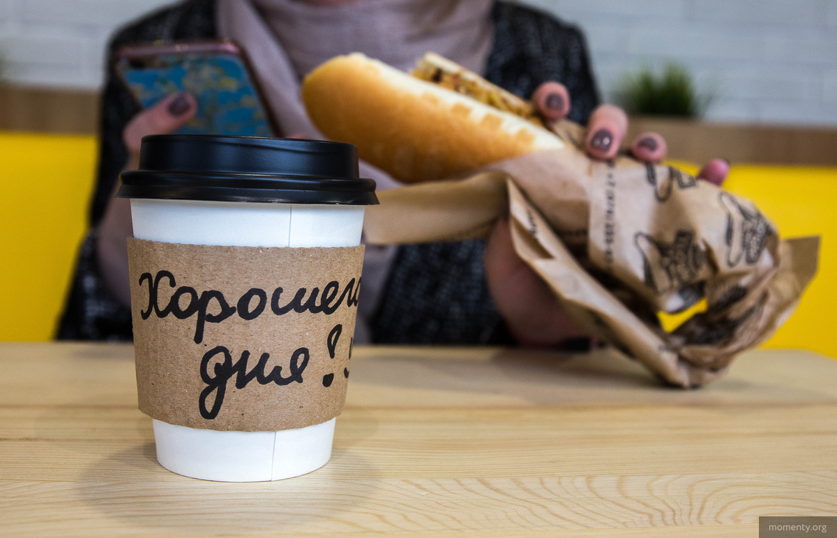 Люди учатся ценить продукт и упаковку Люди учатся ценить продукт и упаковку