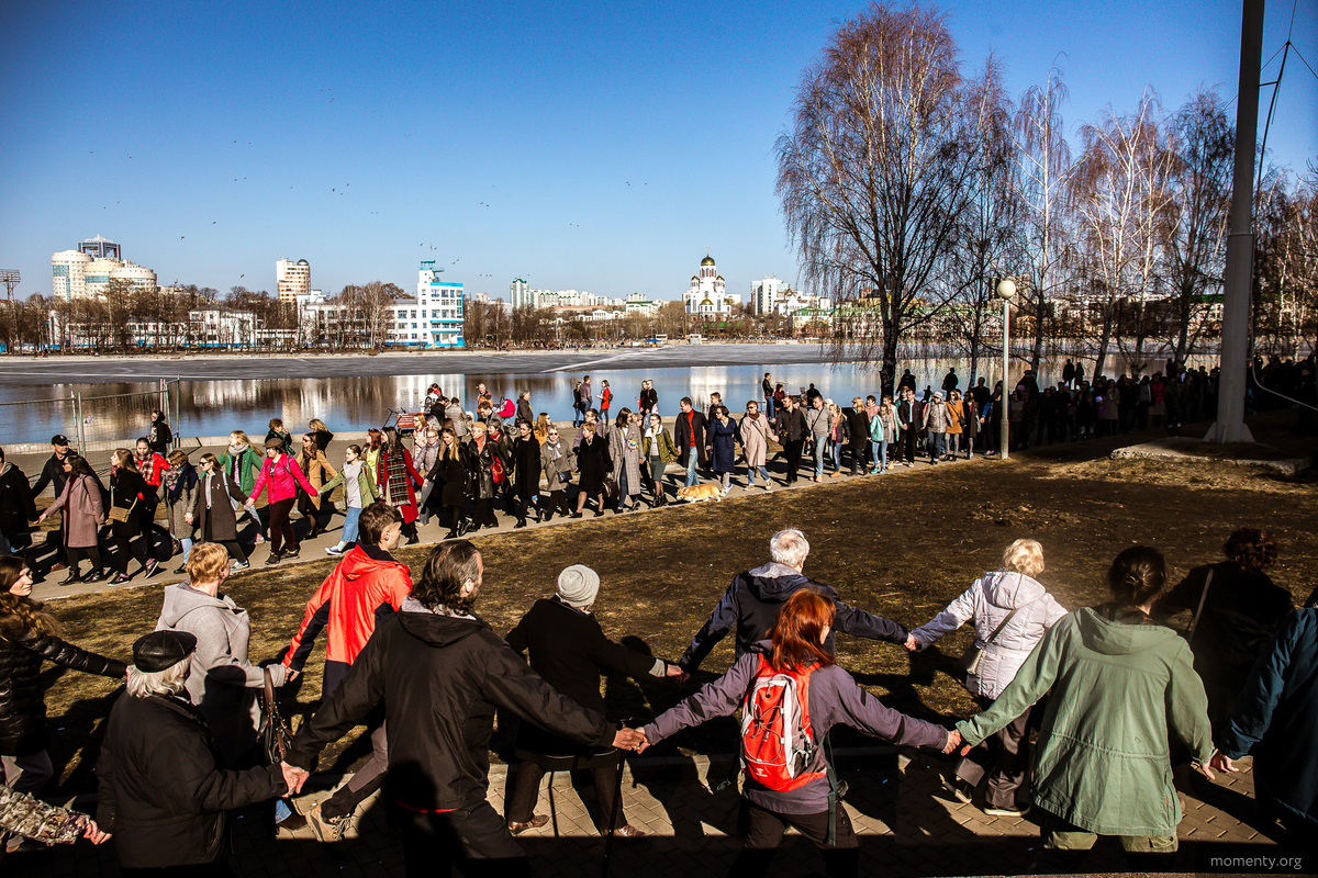 В Екатеринбурге горожане обняли сквер около театра драмы. Организаторами традиционных «обнимашек» стали противники застройки сквера на драме, где должен быть воздвигнуть храм Святой Екатерины. Горожане взялись за руки и ходили по периметру, выкрикивая «за сквер!». По подсчетам организаторов «обнимашек» на этот раз защитить сквер вышло порядка 3500-4000 людей.
