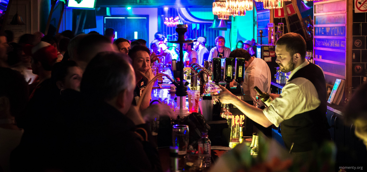 Алкогольные гиганты пошли на уступки, чтобы спасти бармена Алкогольные гиганты пошли на уступки, чтобы спасти бармена