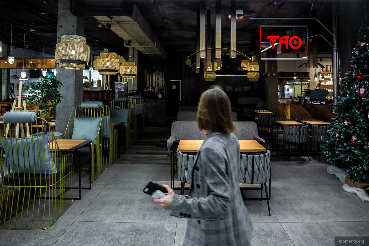 Чтобы вернуть трафик, заведения экономят на хостес и придумывают акции Чтобы вернуть трафик, заведения экономят на хостес и придумывают акции