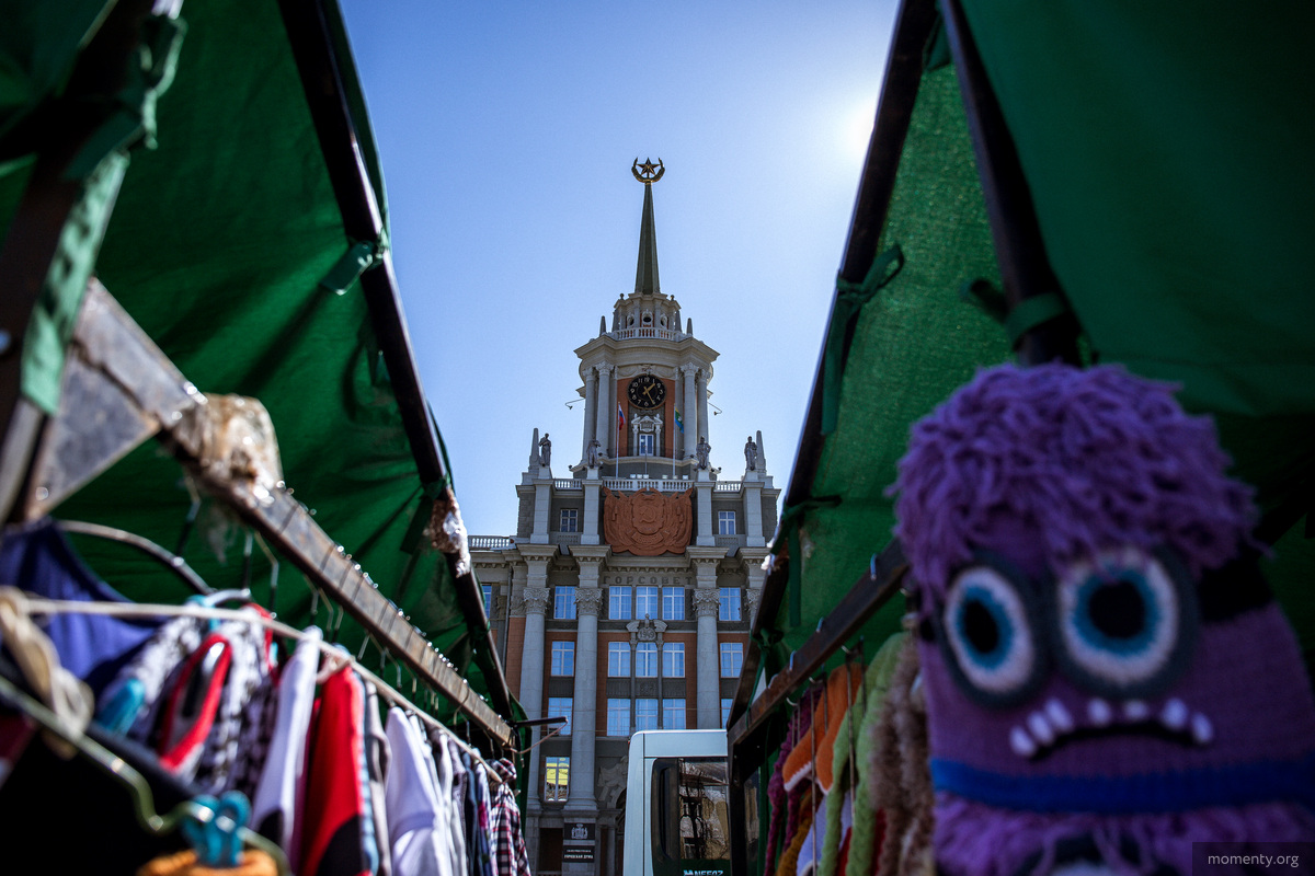 Главная площадь Екатеринбурга в&nbsp;выходные превращается в&nbsp;подобие рынка времен 90-х.