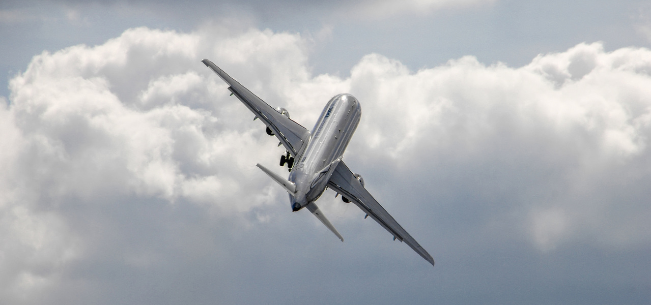 Россияне требуют запретить полеты Sukhoi после трагедии в Шереметьево Россияне требуют запретить полеты Sukhoi после трагедии в Шереметьево