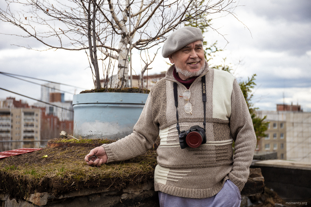 Николай Моргунов с уцелевшим деревом на крыше. День, когда УК «Стандарт» без предупреждения уничтожила его сад. Николай Моргунов с уцелевшим деревом на крыше. День, когда УК «Стандарт» без предупреждения уничтожила его сад.