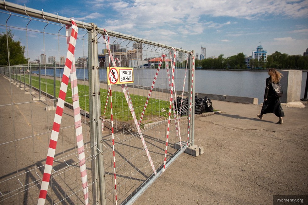 Сквер у драмы, где собираются строить храм, обнесли забором Сквер у драмы, где собираются строить храм, обнесли забором