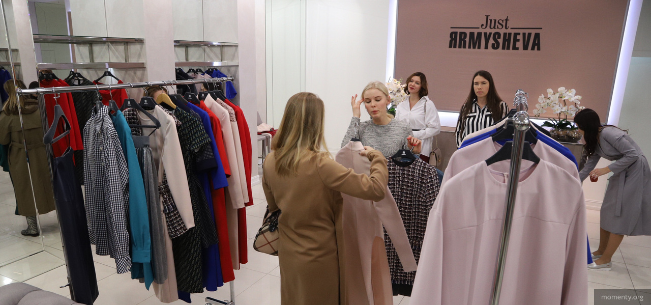 Светские дамы Екатеринбурга скупают платья, чтобы помочь детям