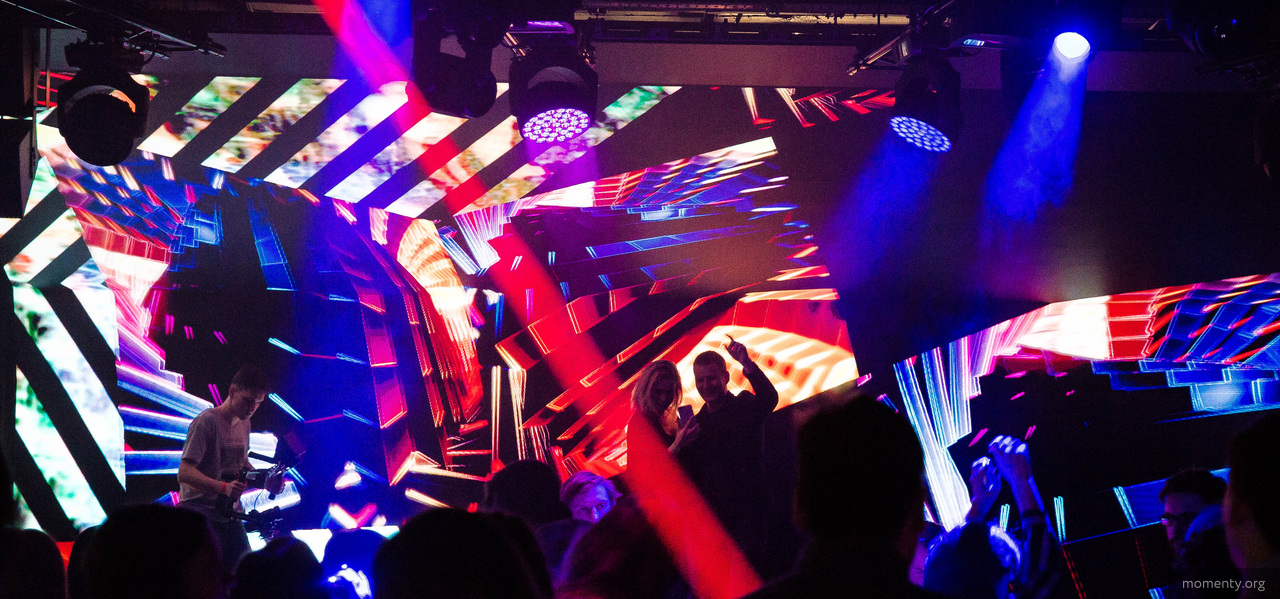 Пустовавшее место тусовок нулевых заняли неизвестные. Элите вход закрыт Пустовавшее место тусовок нулевых заняли неизвестные. Элите вход закрыт