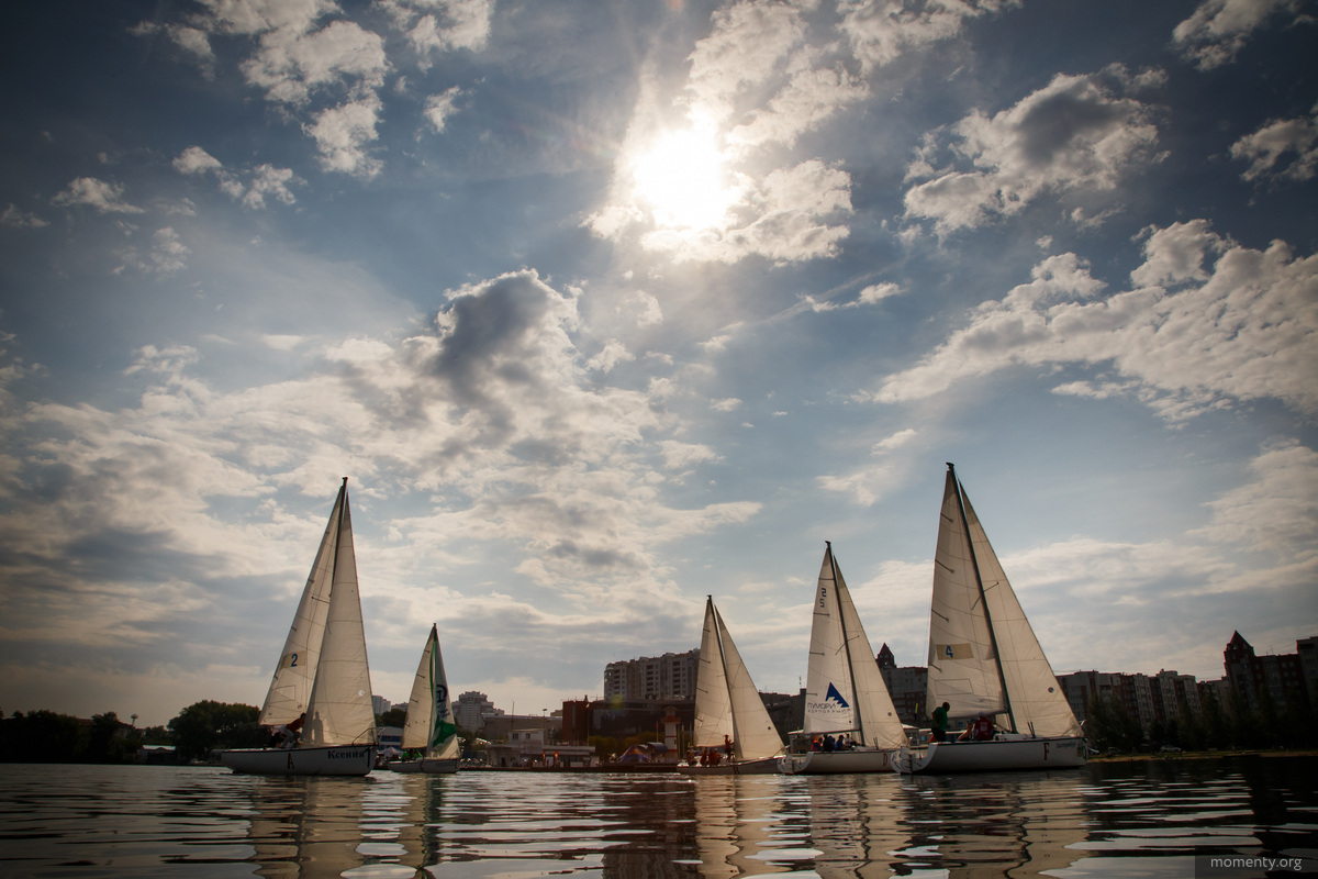 Среди развлечений — катание на яхтах Среди развлечений — катание на яхтах