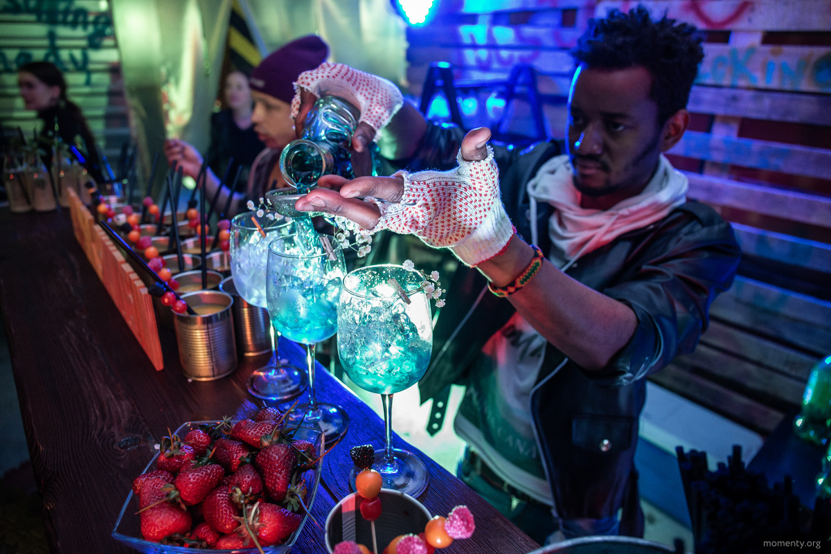 До начала основного действа гости нашли себе забаву — выстраивались в очередь за бесплатными дымящимися коктейлями и фотографировались вместе в парнями, которые танцуют на каблуках. До начала основного действа гости нашли себе забаву — выстраивались в очередь за бесплатными дымящимися коктейлями и фотографировались вместе в парнями, которые танцуют на каблуках.