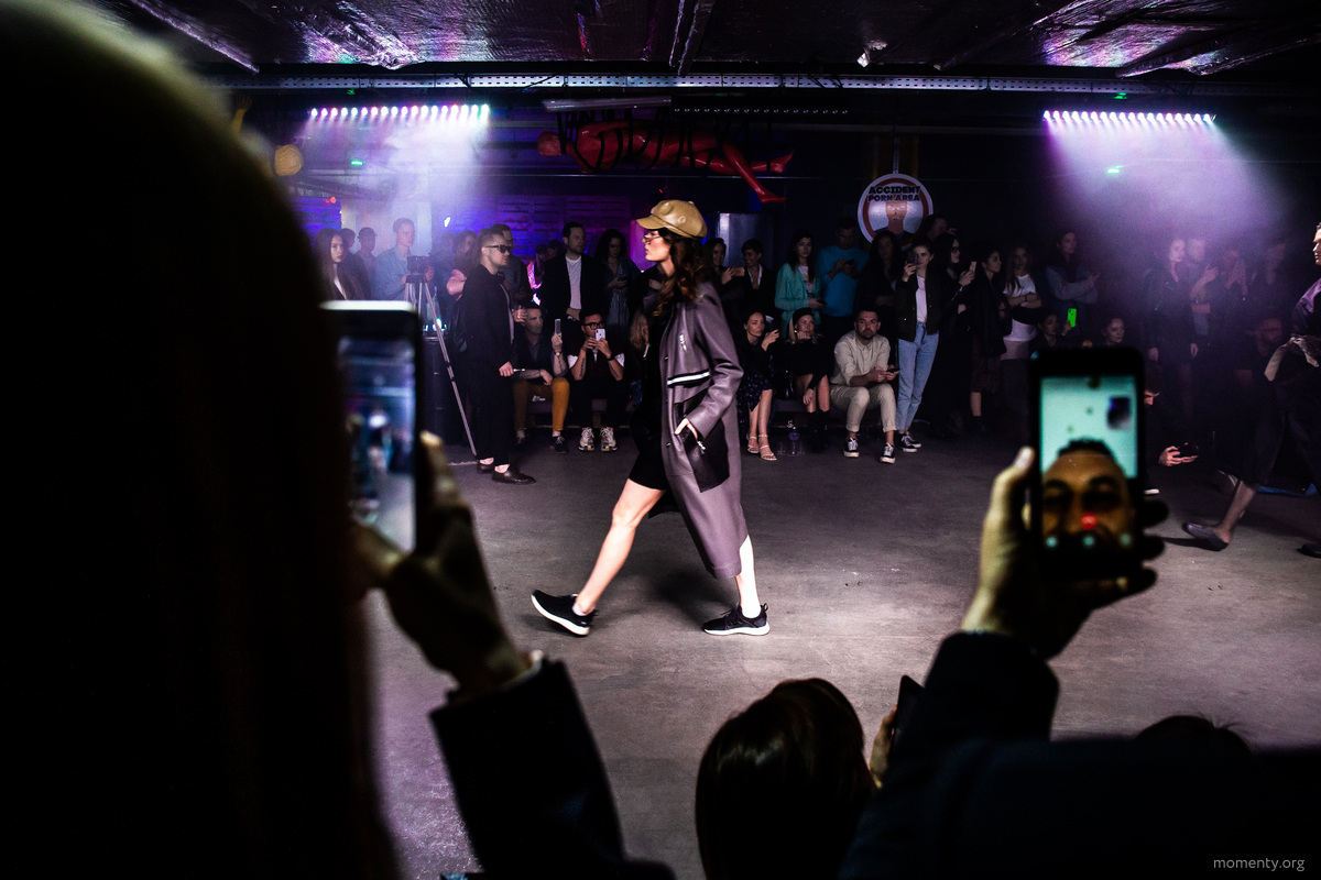 Вслед за люксовой «Европой» в «Гринвиче» тоже решили взять за традицию устраивать фешн-шоу. Отсутствие светского пафоса и ассортимент масс-маркета здесь компенсируют креативом. В прошлом году модники оккупировали переход из метро в ТЦ ради модного показала. Сейчас же организаторы пошли еще дальше, и решились на провокацию — на помощь позвали участницу шоу «Танцы» и главных фриков города. Вслед за люксовой «Европой» в «Гринвиче» тоже решили взять за традицию устраивать фешн-шоу. Отсутствие светского пафоса и ассортимент масс-маркета здесь компенсируют креативом. В прошлом году модники оккупировали переход из метро в ТЦ ради модного показала. Сейчас же организаторы пошли еще дальше, и решились на провокацию — на помощь позвали участницу шоу «Танцы» и главных фриков города.