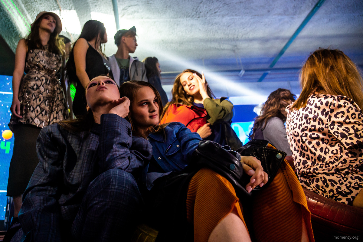 Публика на парковке в день шоу была разная. От студентов и школьников, до главных героев светской хроники. Публика на парковке в день шоу была разная. От студентов и школьников, до главных героев светской хроники.