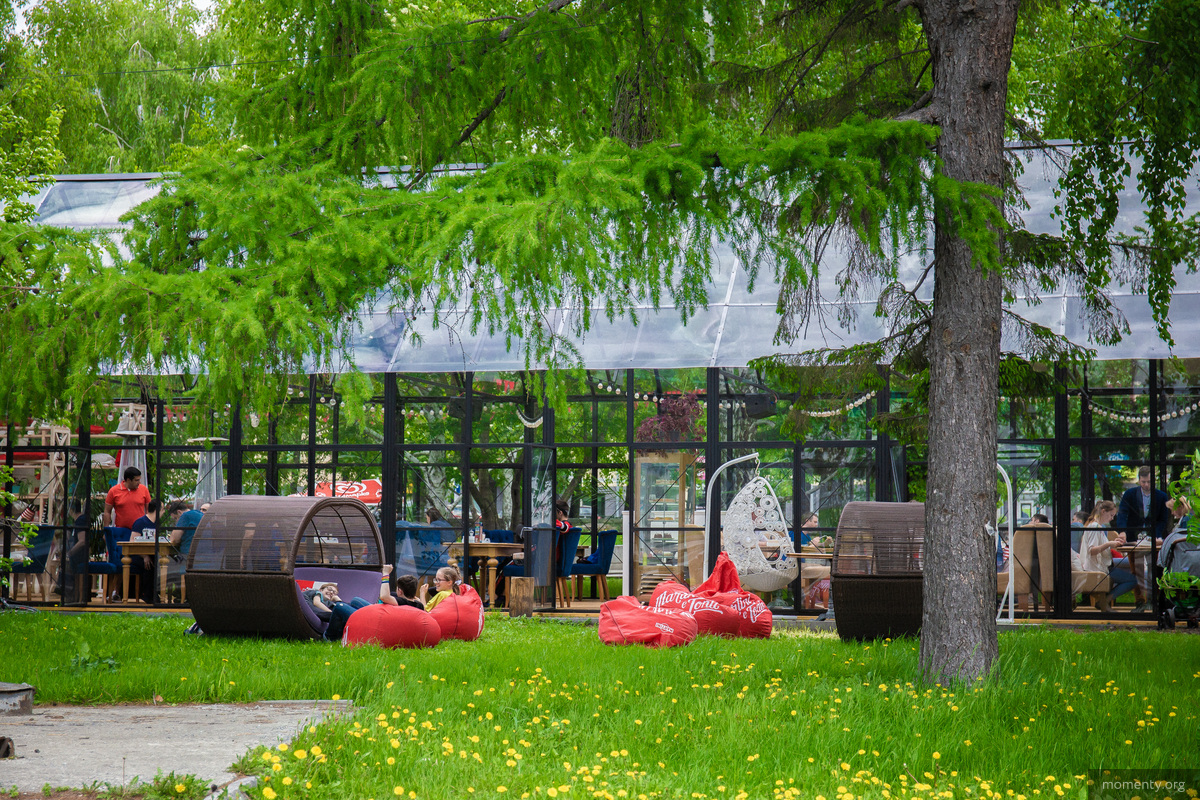 В Secret Garden от «Бюро находок» даже разбили сад из нескольких летних площадок В Secret Garden от «Бюро находок» даже разбили сад из нескольких летних площадок