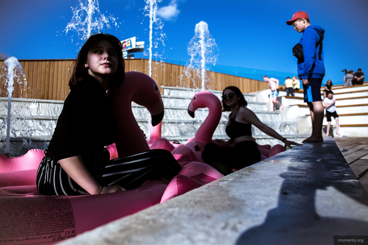 В Мега-парке запустили фонтан с модными в прошлом сезоне розовыми фламинго. На них можно встретить и городских тусовщиков. В Мега-парке запустили фонтан с модными в прошлом сезоне розовыми фламинго. На них можно встретить и городских тусовщиков.