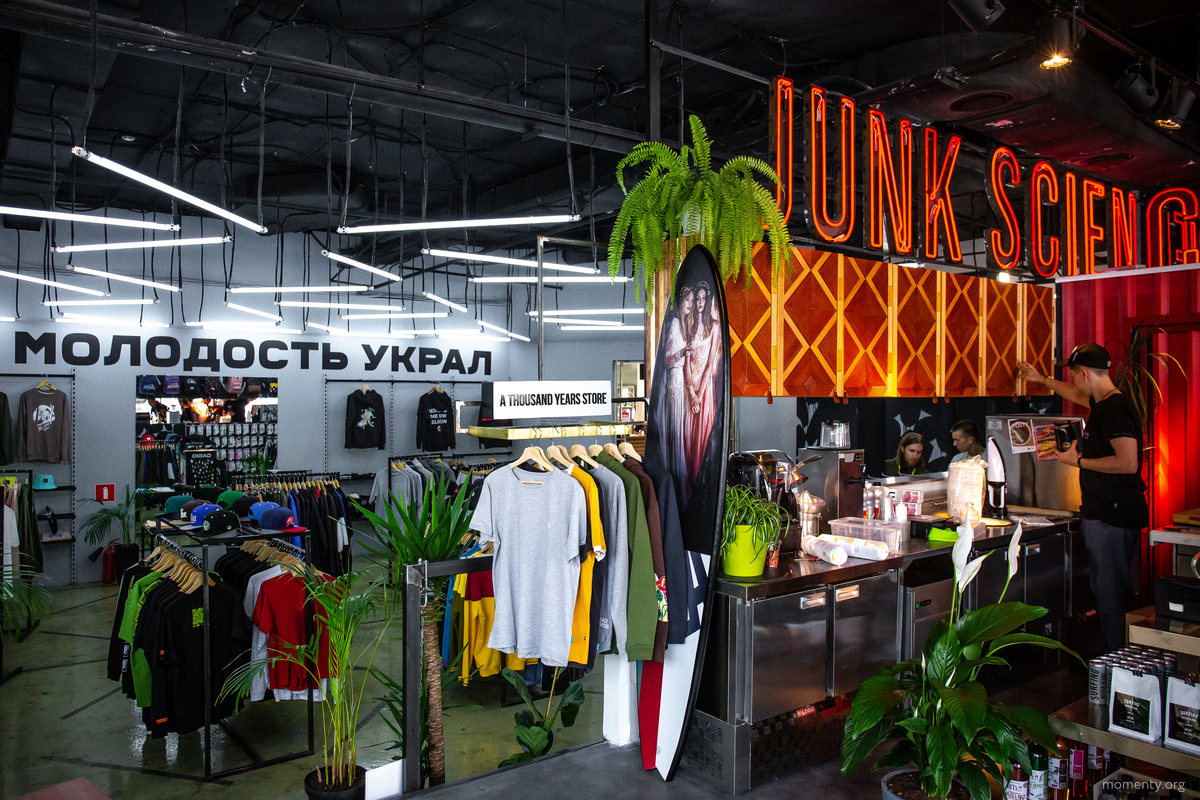 Создатели независимого Surf Coffee запустили вторую точку в Екатеринбурге. Представители уральской сети открыли кофейню в магазине российских дизайнеров Hard Store, в торговом центре Sila Voli. Создатели независимого Surf Coffee запустили вторую точку в Екатеринбурге. Представители уральской сети открыли кофейню в магазине российских дизайнеров Hard Store, в торговом центре Sila Voli.