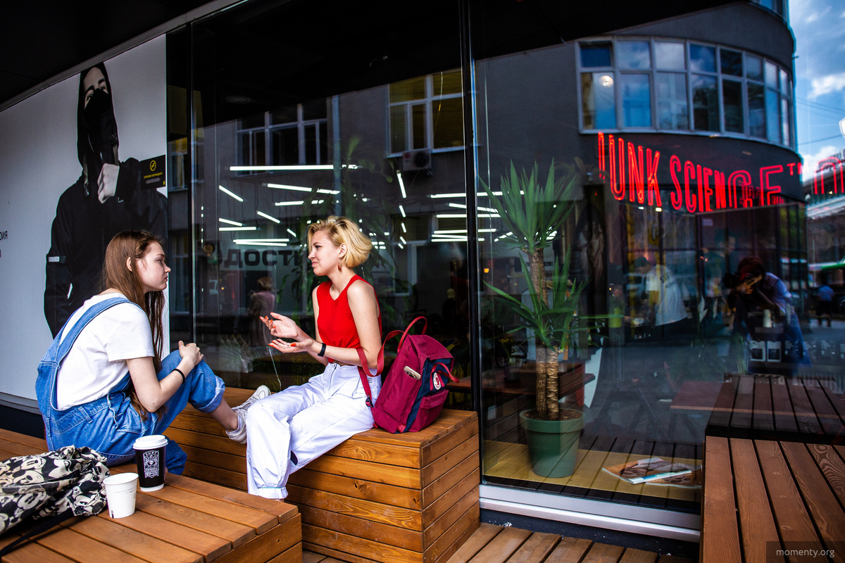 По площади новая кофейня меньше, чем в переулке Театральном. Но здесь есть отдельный вход с улицы и летняя веранда. Такой коллаб для уральцев был не случайным, а идейным. По площади новая кофейня меньше, чем в переулке Театральном. Но здесь есть отдельный вход с улицы и летняя веранда. Такой коллаб для уральцев был не случайным, а идейным.