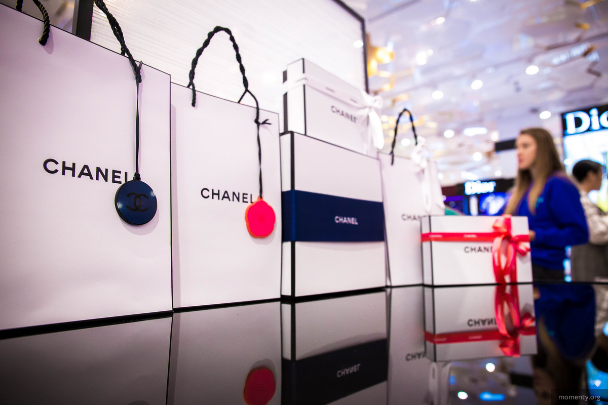 Продавцы определенного бренда не могут носить на себе аксессуары конкурента Продавцы определенного бренда не могут носить на себе аксессуары конкурента