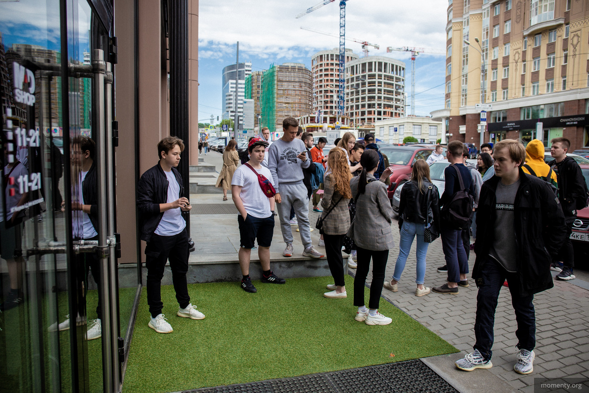 В Екатеринбург привезли черные кроссовки YEEZY от Канье Уэста. Горожане еще с утра выстроились в очередь за релизом рэпера, еще до открытия бутика на Радищева. Продавцы сразу предупредили стоящих в очереди, что будут продавать пару в одни руки. Количество пар ограничено — всего пятьдесят штук.