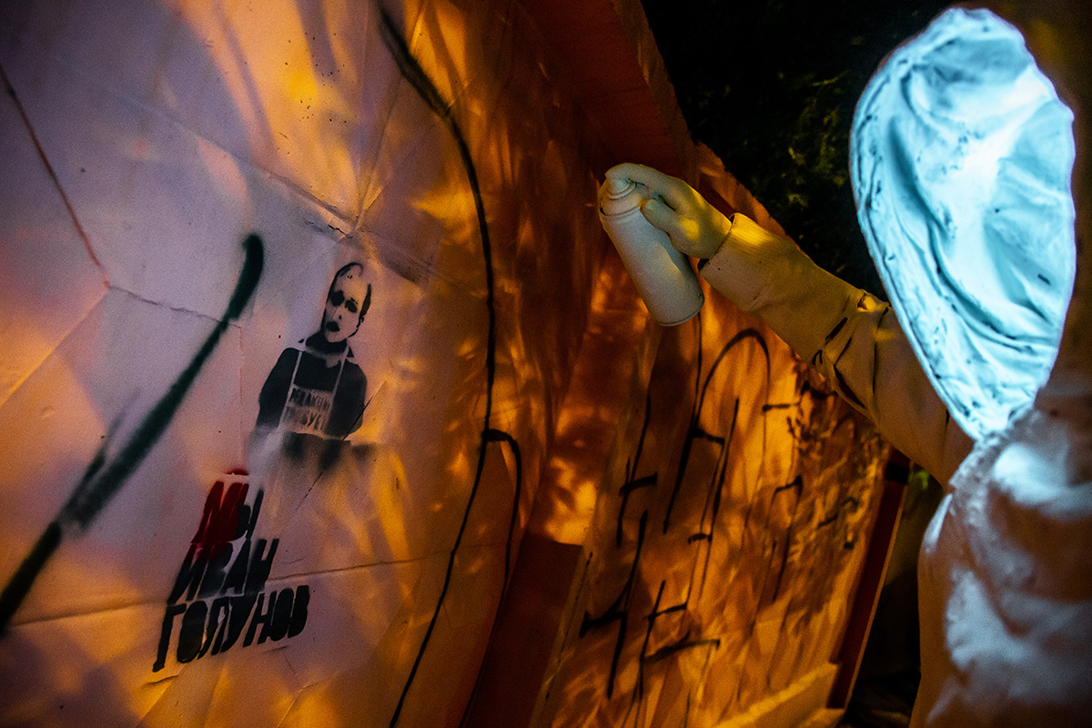 Неизвестный стрит-арт художник Екатеринбурга высказался в&nbsp;поддержку журналиста Ивана Голонова, сделав рисунок на&nbsp;заборе. Этому&nbsp;же художнику приписывают известную картину про элиту. Она находится напротив &laquo;Тихвина&raquo;.