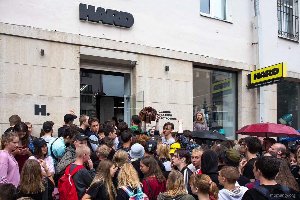 «За день придет 2000 человек». Двадцатилетние второй раз за неделю вынуждены стоять в очереди из-за уловки продавцов «За день придет 2000 человек». Двадцатилетние второй раз за неделю вынуждены стоять в очереди из-за уловки продавцов