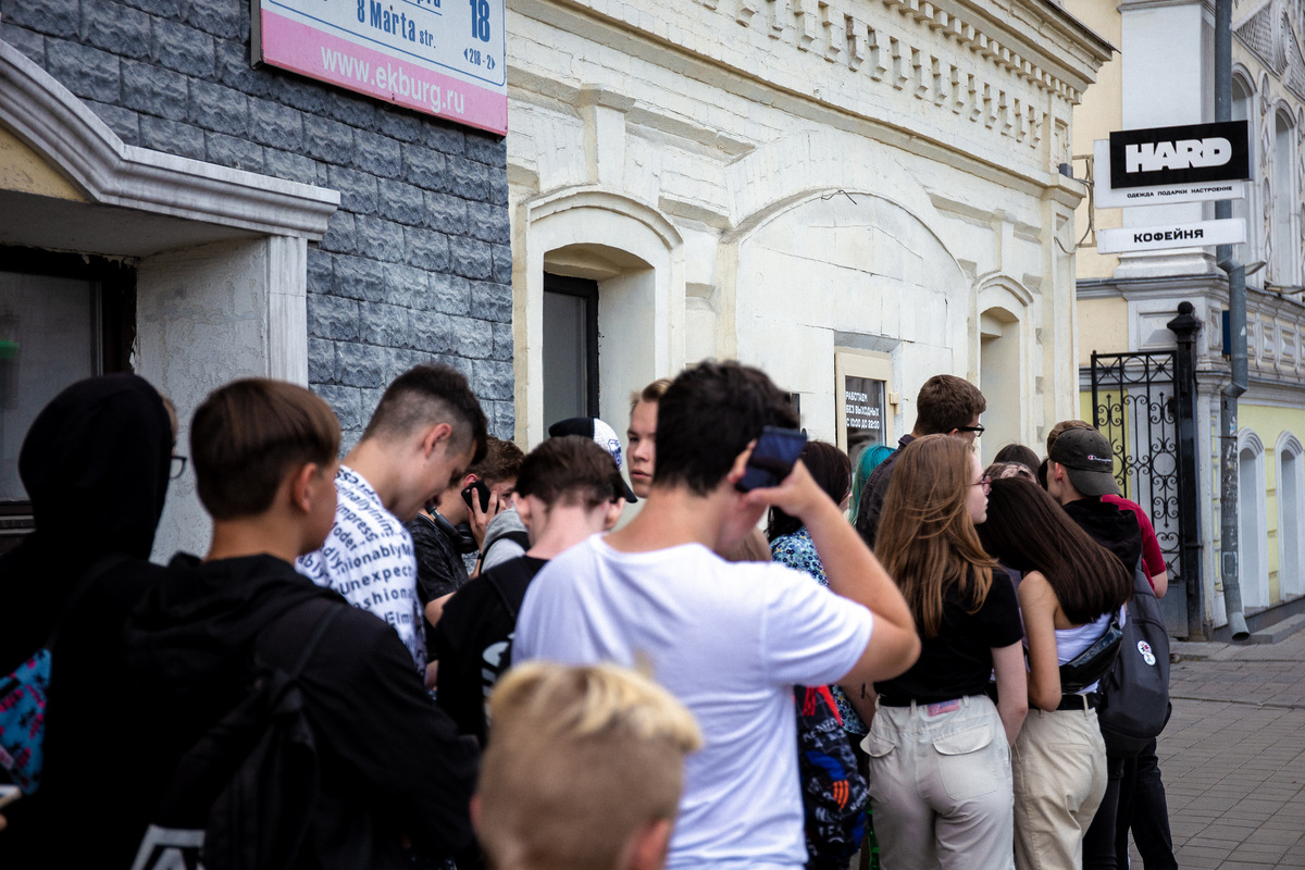  Кстати, мода на Канье Уэста уже вышла за пределы индустрии обуви. Футболки с принтом его твита «I feel like urals» разлетаются в магазинах быстрее всего. Кстати, мода на Канье Уэста уже вышла за пределы индустрии обуви. Футболки с принтом его твита «I feel like urals» разлетаются в магазинах быстрее всего.