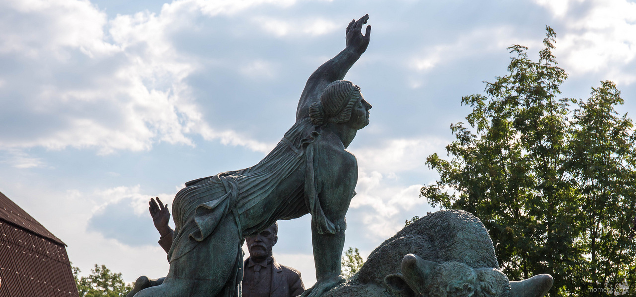 Авторы памятника-подарка отказались отдавать его мэрии. Им нужен сквер и фонтан Авторы памятника-подарка отказались отдавать его мэрии. Им нужен сквер и фонтан