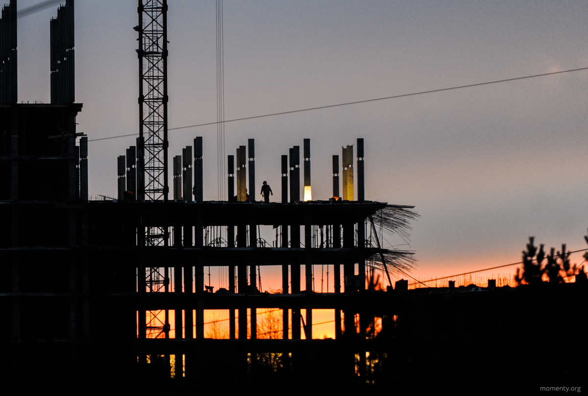 Те, кто успели начать стройку до новых правил, не будут сильно накидывать цену, считают риелторы Те, кто успели начать стройку до новых правил, не будут сильно накидывать цену, считают риелторы