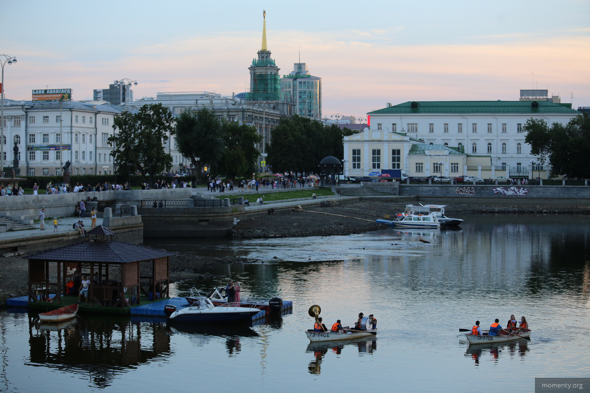 Самым изысканным отдыхом у&nbsp;состоятельных горожан было катание на&nbsp;лодках по&nbsp;пруду.